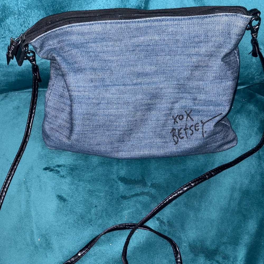 vintage Betsey Johnson Denim Crossbody Bag with Red Lips Design - Picture 4 of 5